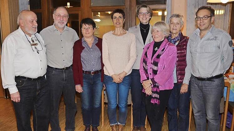 Der neue Vorstand des Hospizvereins Kronach (v. l.): Heinz Stengel, Peter Witton, Ingeburg Kufer, Anja Männl, Elke Fischer, Ingrid Steinhäußer, Resi Jakob und Frank Schubert. Foto: Karl-Heinz Hofmann
