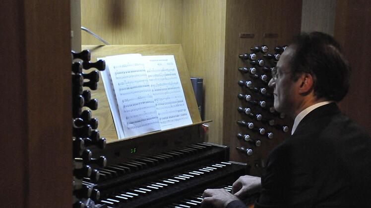 Burkhard Ascherl am Manual der Orgel in der Herz-Jesu-Kirche.  Foto: Peter Klopf