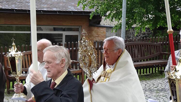 Bischof Friedhelm Hofmann trug bei der Prozession die Monstranz. Foto: Marion Eckert