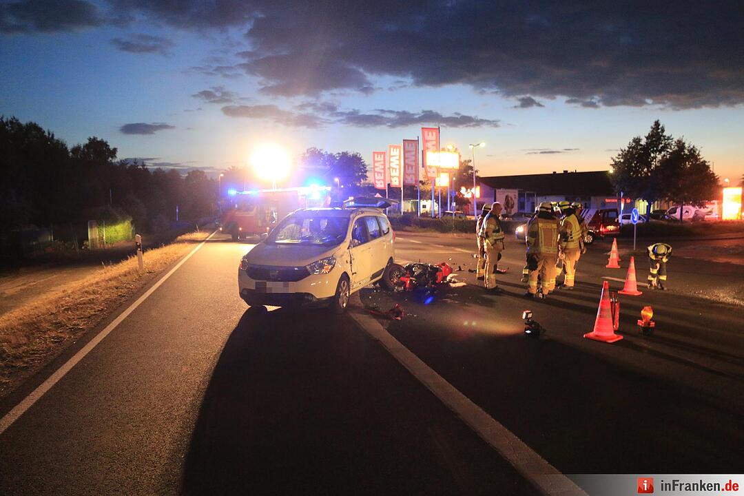 Am Montagabend krachte ein 28-jähriger Motorradfahrer bei Lichteneiche in ein Auto.