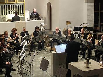 Das Ensemble Paul Schemm setzt sich aus 14 Blechbläsern zusammen und wurde von vier Percussionisten und Kantor Gerald Fink an der Orgel unterstützt. Foto: Manfred Welker