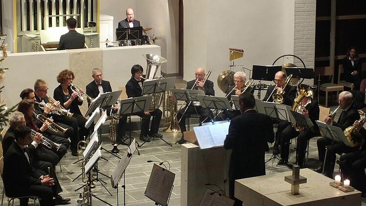 Das Ensemble Paul Schemm setzt sich aus 14 Blechbläsern zusammen und wurde von vier Percussionisten und Kantor Gerald Fink an der Orgel unterstützt. Foto: Manfred Welker
