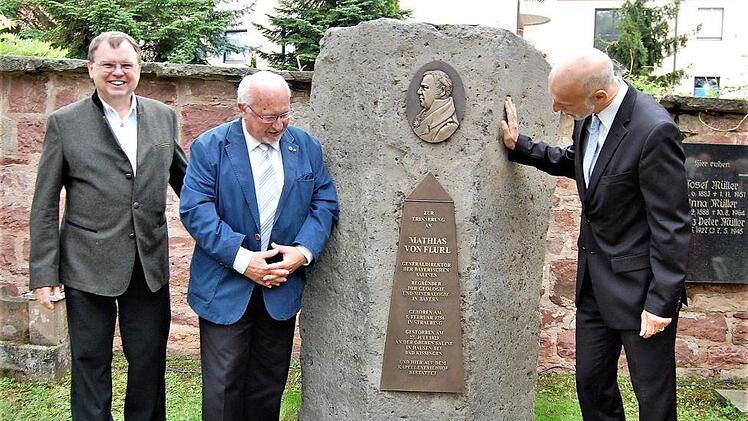 Gerhard Lehrberger, akademischer Direktor an der TU München und Denkmal-Initiator (von links), Straubings Kulturstadtrat Werner Schäfer und Oberbürgermeister Kay Blankenburg enthüllen auf dem Kapellenfriedhof das Denkmal für Mathias von Flurl (1756-1823), den Begründer der bayerischen Mineralogie und Geologie. Foto: Sigismund von Dobschütz