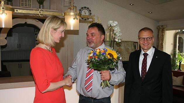 Eine besondere Auszeichnung konnte Antje Steiner, Geschäftsführerin des Landhotels Steiner, in Empfang nehmen. Durch den bayerischen Ministerpräsidenten, Markus Söder, wurde ihr Unternehmen in den Kreis der besten 100 Heimatwirtschaften aufgenommen. Glückwünsche zu dieser nicht alltäglichen Ehrung überbrachten Großheiraths Zweiter Bürgermeister Wolfgang Schultheiß  (Mitte) und IHK-Hauptgeschäftsführer Siegmar Schnabel. Foto: Martin Rebhan