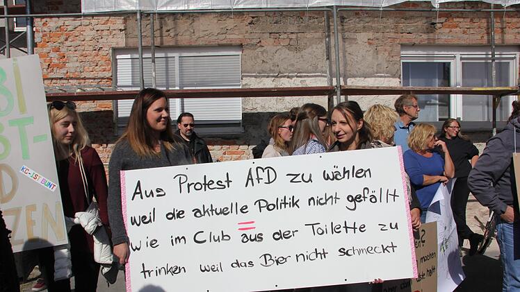 Gauland-Auftritt in Stockheim: zwischen Applaus und Protest. Foto: Veronika Schadeck