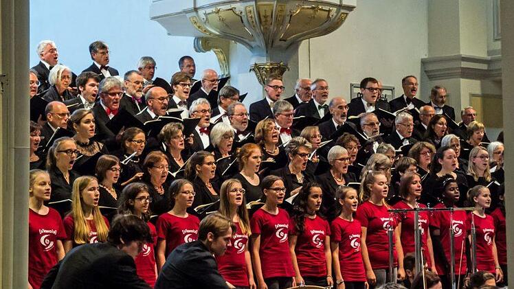 Beeindruckend geriet das Benefizkonzert mit dem Deutschen Ärzteorchester und dem Deutschen Ärztechor vor zahlreichen Zuhörern in der Coburger Morizkirche. Am Dirigentenpult stand Alexander Mottok.Foto: Jochen Berger