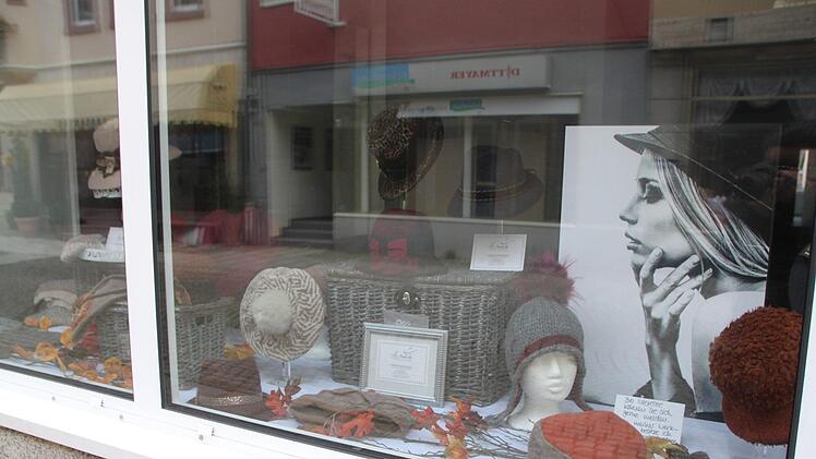 Auch die lokale Hutmacherin Sandra Ullmann stellt hinter dem Schaufenster eines leerstehenden Geschäfts aus. Foto: Ulrike Müller
