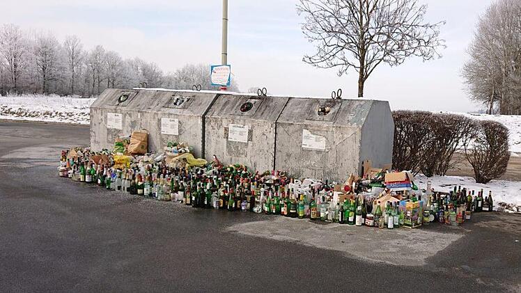 Flaschenmeer vor den Containern in Gräfenberg Foto: Petra Malbrich