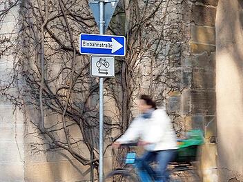 Das Ketschentor und die Ketschengasse darf von Fahrradfahrern schon jetzt gegen die Einbahnregelung befahren werden. Das wird nun auch in der Webergasse erlaubt.