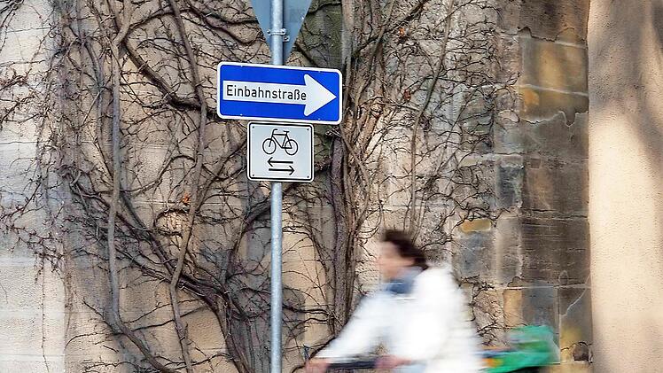 Das Ketschentor und die Ketschengasse darf von Fahrradfahrern schon jetzt gegen die Einbahnregelung befahren werden. Das wird nun auch in der Webergasse erlaubt.