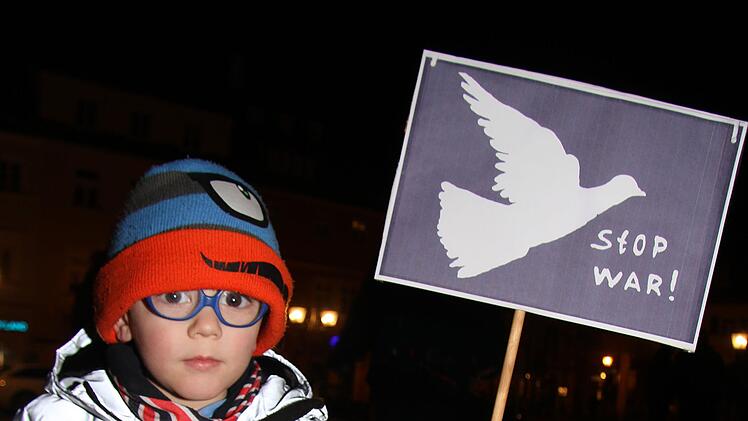 Erst drei Jahre alt, aber schon bei der Mahnwache für den Frieden dabei. Foto: Sonny Adam