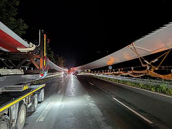 Der Transport von drei Rotorbl&auml;ttern durch den Landkreis Kulmbach machte Probleme.