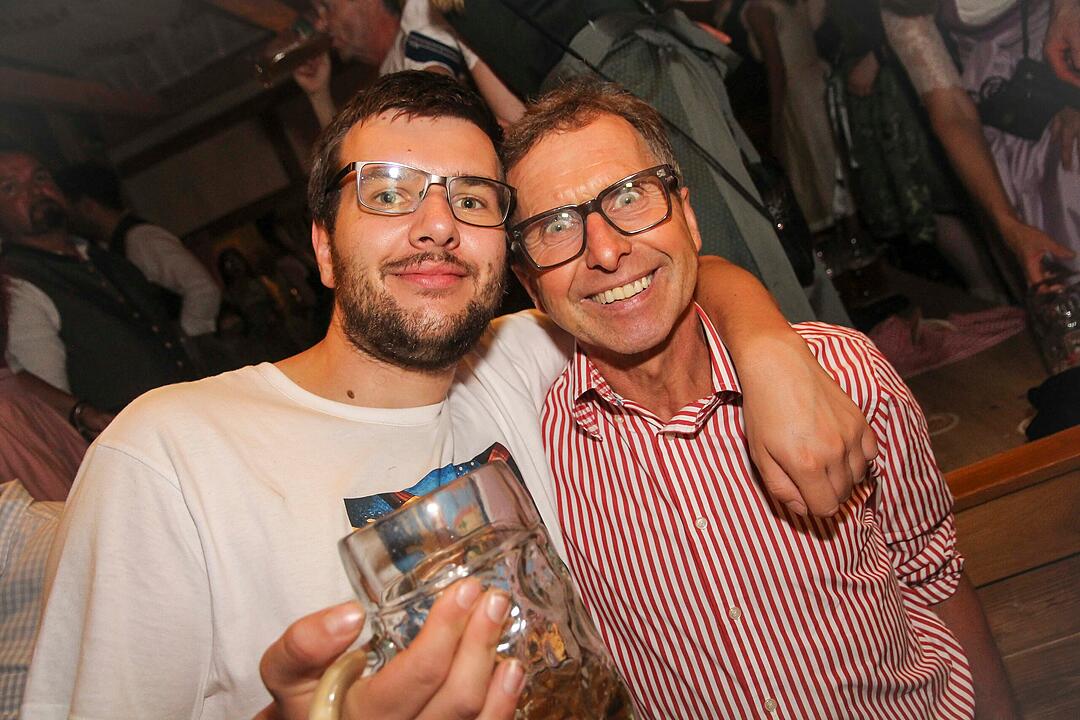 Tanzen, Feiern, Mitsingen &ndash; bayerische Partystimmung bis Mitternacht.