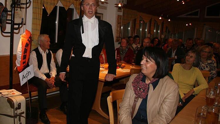 Victor Bleibtreu alias Jürgen Treppner versetzte bei der langen LQN-Kulturnacht die Freunde unvergessener Evergreens zurück in die Vergangenheit. Fotos: Sonmja Adam