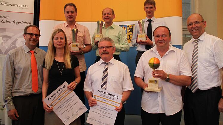 Der Landkreis Lichtenfels hat auch in diesem Jahr wieder die besten Ausbildungsbetriebe ausgezeichnet. Im Bild sind: (obere Reihe, v. li.) Pankraz Herold, Michael Möslein und Joachim Sperber. (untere Reihe, v.li.) Landrat Christian Meißner, Barbara Wagner, Michael Jung, Reinhard Hühnlein und IHK-Präsident Heribert Trunk.