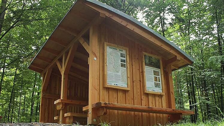 Diese Wetterschutzhütte mit Informationstafeln steht im Burkardrother Gemeindewald zwischen Premich und Frauenroth. Fotos: Benedikt Borst