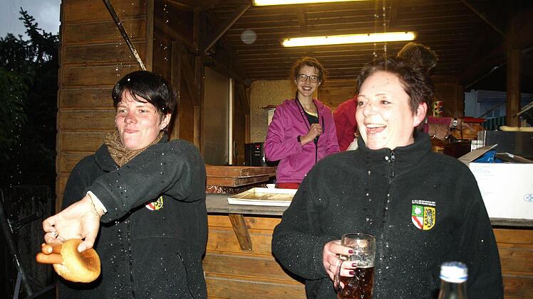 Kerstin und Kerstin von der Feuerwehr Steinwiesen lassen sich auch durch einen Regenguss die Laune nicht verderben. Foto: Susanne Deuerling