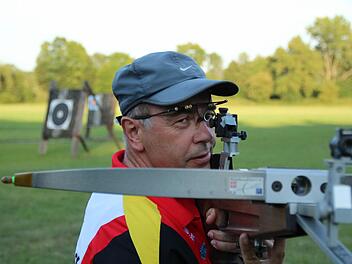 Mithilfe seiner speziellen Sportbrille hat Bernhard Kreps das Ziel der Armbrust immer fest vor Augen: eine Scheibe mit zehn Ringen. Foto: Pia Schmitt