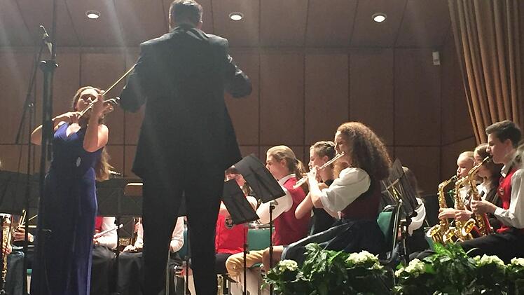 50 Musiker begeisterten anlässlich des Jubiläumskonzerts zum 20-jährigen Bestehen des Bezirksjugendblasorchesters die Zuhörer in der Wandelhalle im Staatsbad. Foto: Sebastian Vogt