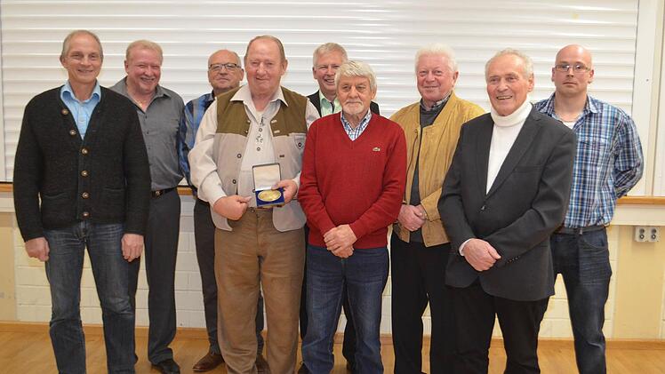 Langjährige Mitglieder und Vereinsmeister wurden vom Vorsitzenden des Kreisverbandes Rainer Wilm und Vereinsvorsitzenden Jürgen Günder geehrt: Gerald Seidl, Jürgen Schreiner, Michael Günder, Meinhard Olbrich, Oswald Buberl, Herbert Reichert und Tobias Günder