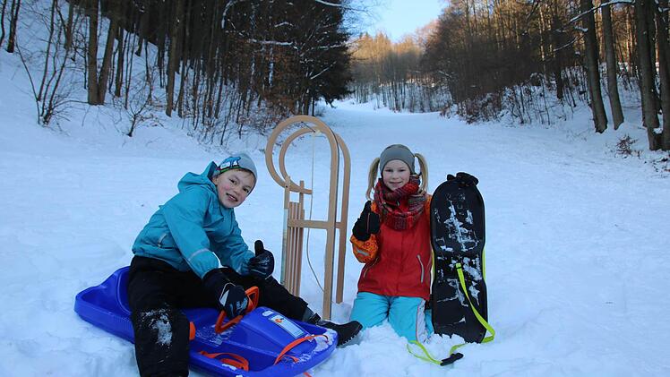Johann (links, 11) und Elisabeth (9) testeten den Feuerberg mit Schlitten, Bob und Board. Foto: Ralf Ruppert
