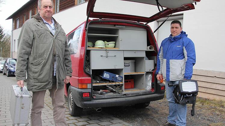 Die Brandfahnder Bernhard Köder (links) und Mirco Böhm mit ihrem Einsatzfahrzeug: Seit 17 Jahren tut das Auto bereits seinen Dienst. Es enthält Werkzeug, Messgeräte und weitere Utensilien, die für die aufwendige und umfangreiche Arbeit der Ermittler erforderlich sind.  Foto: Helmut Will