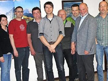 Neuwahlen bei der Dorfmusik. Unser Bild zeigt (von links) den neue Noten- und Inventarverwalter Hans-Peter Hahn, die bisherige Vorsitzende Andrea Weisath, Schriftführer Christian Limmer, Kassier Peter Heuschmann, den neuen Vorsitzenden und Dirigent Volker Pöhlmann, zweiten Vorsitzenden Albert Müller, dritten Vorsitzenden Marco Schrepfer, Bürgermeister und stellvertretenden Dirigenten Ralf Holzmann, Beisitzer Ralf Witzgall und Jugendsprecherin Hanna Holzmann. Foto: Klaus-Peter Wulf