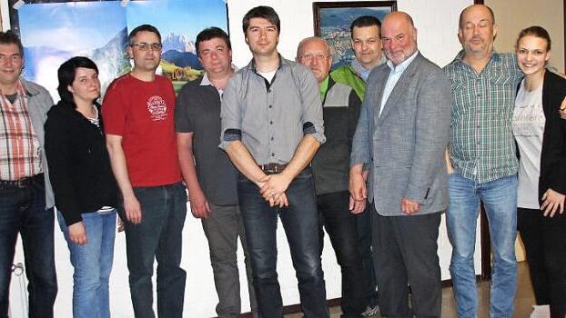 Neuwahlen bei der Dorfmusik. Unser Bild zeigt (von links) den neue Noten- und Inventarverwalter Hans-Peter Hahn, die bisherige Vorsitzende Andrea Weisath, Schriftführer Christian Limmer, Kassier Peter Heuschmann, den neuen Vorsitzenden und Dirigent Volker Pöhlmann, zweiten Vorsitzenden Albert Müller, dritten Vorsitzenden Marco Schrepfer, Bürgermeister und stellvertretenden Dirigenten Ralf Holzmann, Beisitzer Ralf Witzgall und Jugendsprecherin Hanna Holzmann. Foto: Klaus-Peter Wulf