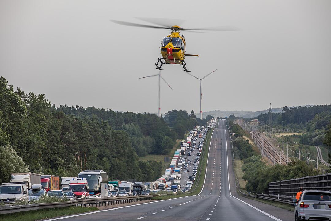 Auffahrunfall auf der A9 bei Allersberg: Lkws krachen ineinander – Bergungsarbeiten laufen