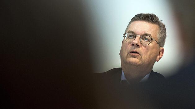 Pr&auml;sident Reinhard Grindel und der DFB stehen vor wichtigen Wochen mit spannenden Personalentscheidungen. Foto: Federico Gambarini / dpa