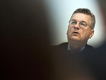 Pr&auml;sident Reinhard Grindel und der DFB stehen vor wichtigen Wochen mit spannenden Personalentscheidungen. Foto: Federico Gambarini / dpa