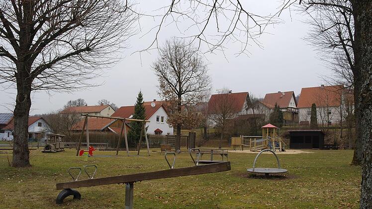 Der neue Mottener Kindergarten ist auf dem Areal des öffentlichen Spielplatzes in der Dalherdaer Straße geplant. Das Gebäude soll sich in die Wohngegend einfügen. Foto: Stephanie Elm