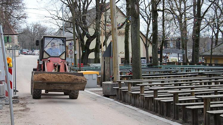 Alles für die Sicherheit: Die Stadt Erlangen baut am Nachbarkeller auf dem Bergkirchweihgelände neue Mauern und Geländer. Foto: Christian Bauriedel
