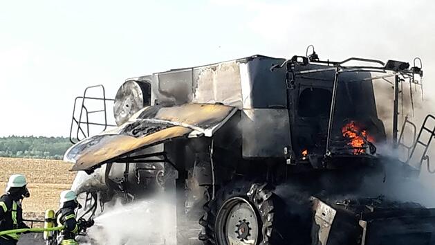 Ein M&auml;hdrescher ist bei Gro&szlig;wenkheim komplett ausgebrannt.  Foto: Hanns Friedrich