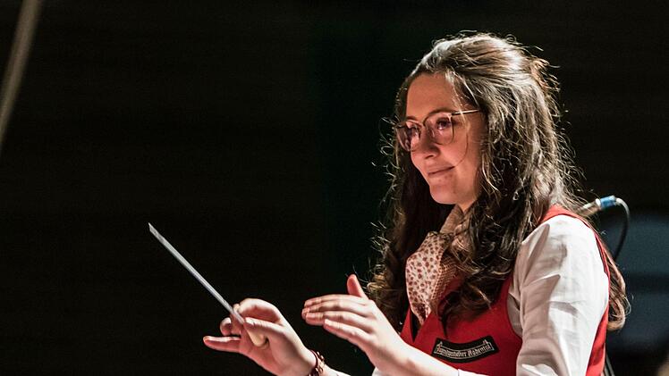 Mitreißender Auftritt: Beim Weihnachtskonzert beeindruckten das Jugendorchester und der Musikverein Stadt Rödental in der fast ausverkauften Franz-Goebel-Halle.Foto: Jochen Berger
