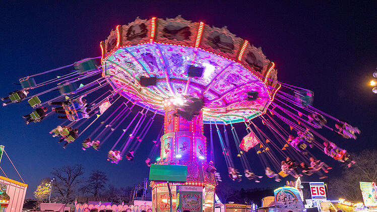 Beim Mainzer Rhein-Frühling wurde am Mittwoch (13. April) ein Mitarbeiter eines Fahrgeschäftes schwer verletzt.