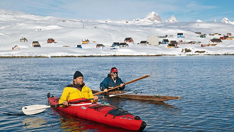 Sebastian Str&ouml;bel (links) begibt sich gemeinsam mit Kajak-Bauer Max Audibert in Gr&ouml;nland auf die Suche nach Robben.