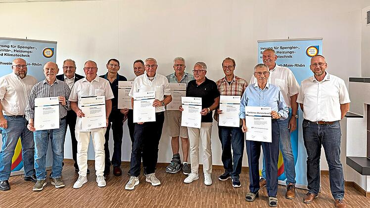 Unser Foto zeigt Obermeister Heinz Schuchbauer, den stellvertretenden Obermeister Udo Merz und Gesch&auml;ftsstellenleiter Stefan K&ouml;ppe mit den Geehrten des Goldenen Meisterbriefes.Andrea Beer