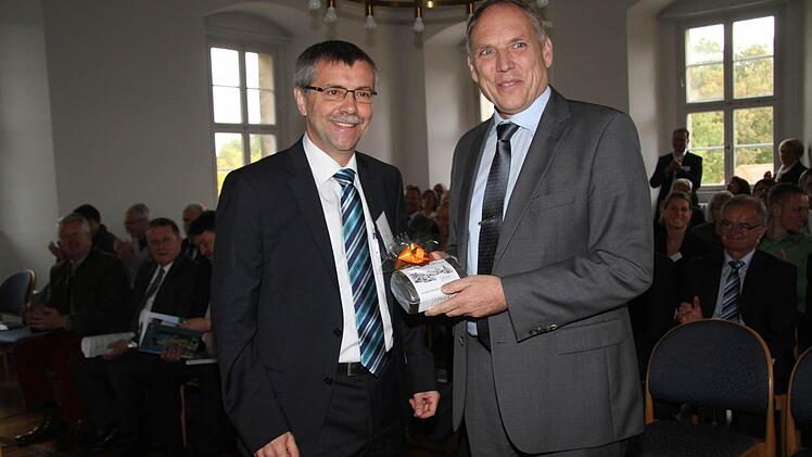 Bierpralinen gab es für den Präsidenten des Bayerischen Landesamtes für Umweltschutz, Claus Kumutat (rechts), vom Leiter der Kulmbacher Einrichtung Klaus Buß.