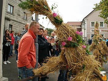 Da hat der Strohbär einen Kirchaicher Neubürger entdeckt - und stellt sich mit einem kleinen Besen-Hieb vor. Foto: Sabine Weinbeer