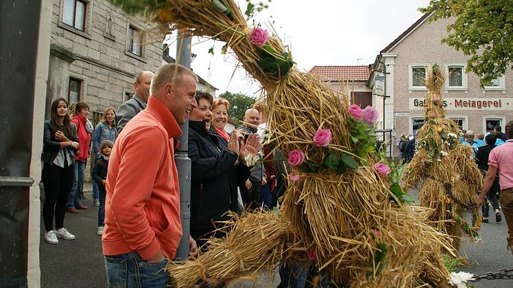 Da hat der Strohbär einen Kirchaicher Neubürger entdeckt - und stellt sich mit einem kleinen Besen-Hieb vor. Foto: Sabine Weinbeer