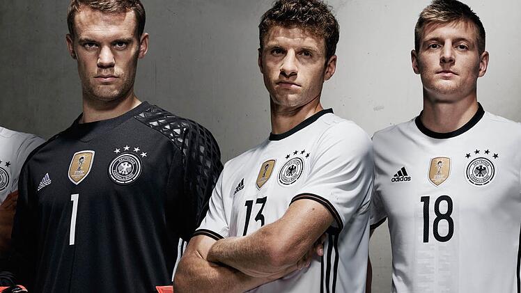 Das neue Trikot der deutschen Fußball-Nationalmannschaft für die EM 2016 getragen von den Fußballnationalspielern Bastian Schweinsteiger, Torwart Manuel Neuer, Thomas Müller und Toni Kroos. Foto: Adidas/dpa
