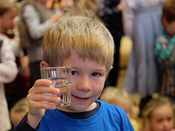 Ein Prost auf ein Lebensmittel: In der Kita in Thulba lernen die Kinder, welche wichtige Rolle sauberes Wasser spielt. Foto: Gerd Schaar
