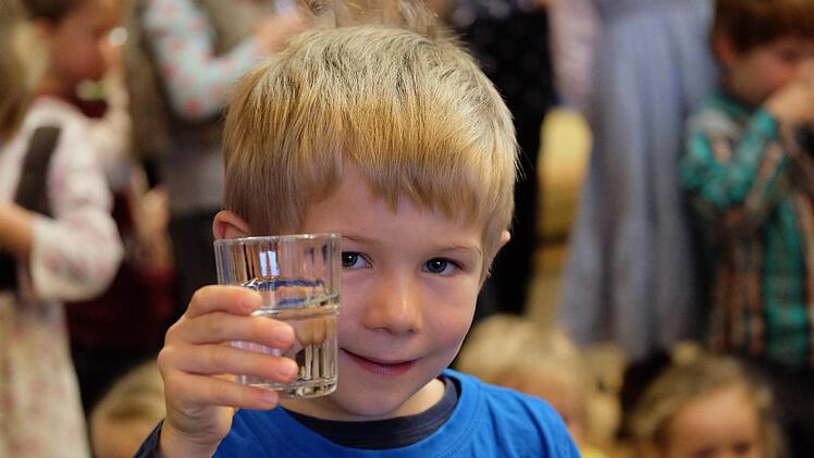 Ein Prost auf ein Lebensmittel: In der Kita in Thulba lernen die Kinder, welche wichtige Rolle sauberes Wasser spielt. Foto: Gerd Schaar