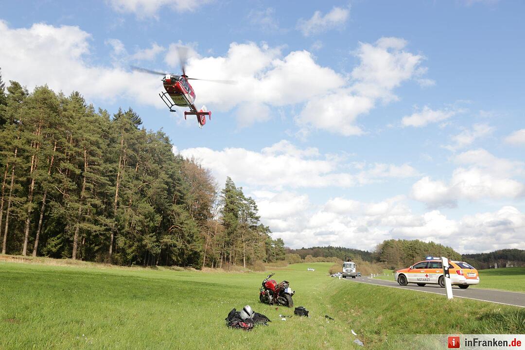 Schwerer Motorradunfall auf B22 bei Steinfeld