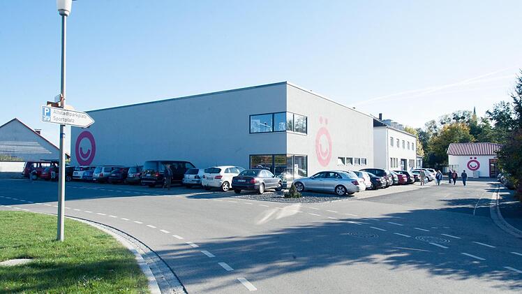 Großzügige Parkmöglichkeiten in der Bahnhofstr. 10-12 in Baunach.