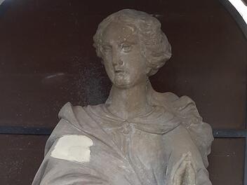 Unübersehbar sind die Schäden, die ein selbst ernannter Restaurator an der Marienstatue vor der katholischen Stadtpfarrkirche in Bad Brückenau hinterlassen hat. Der Urzustand der Figur kann nicht wiederhergestellt werden.  Foto: Rolf Pralle