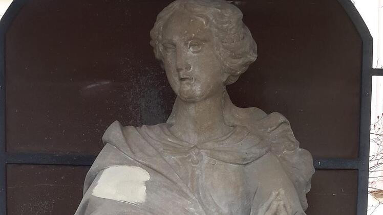 Unübersehbar sind die Schäden, die ein selbst ernannter Restaurator an der Marienstatue vor der katholischen Stadtpfarrkirche in Bad Brückenau hinterlassen hat. Der Urzustand der Figur kann nicht wiederhergestellt werden.  Foto: Rolf Pralle