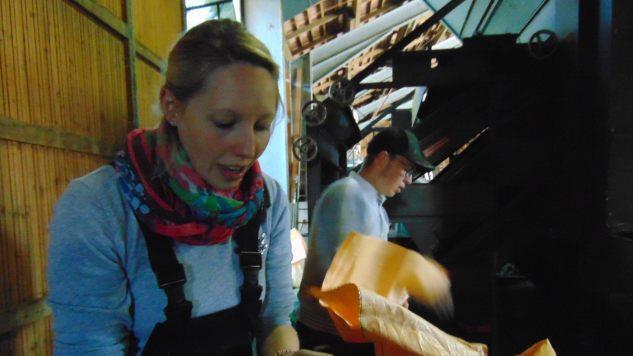 Franzi Merkl ist die Tochter des Biohopfenanbauer Franz Friedrich. Fotos: Petra Malbrich