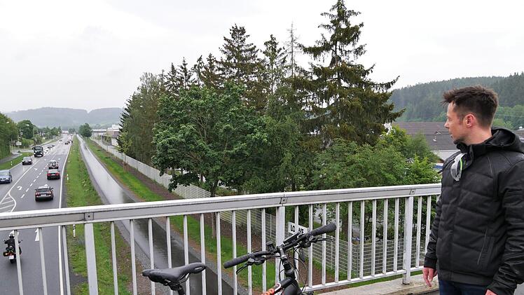 Kronachs Radfahr-Verkehrsbeauftragter Johannes Meitner zeigt das 1,3 Kilometer lange fertige Teilst&uuml;ck. Foto: Sandra Hackenberg